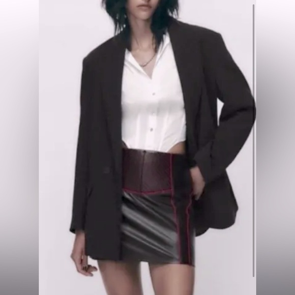 NWOT Zara motocross mini skirt faux leather with red pinstriping size M - Picture 2 of 11